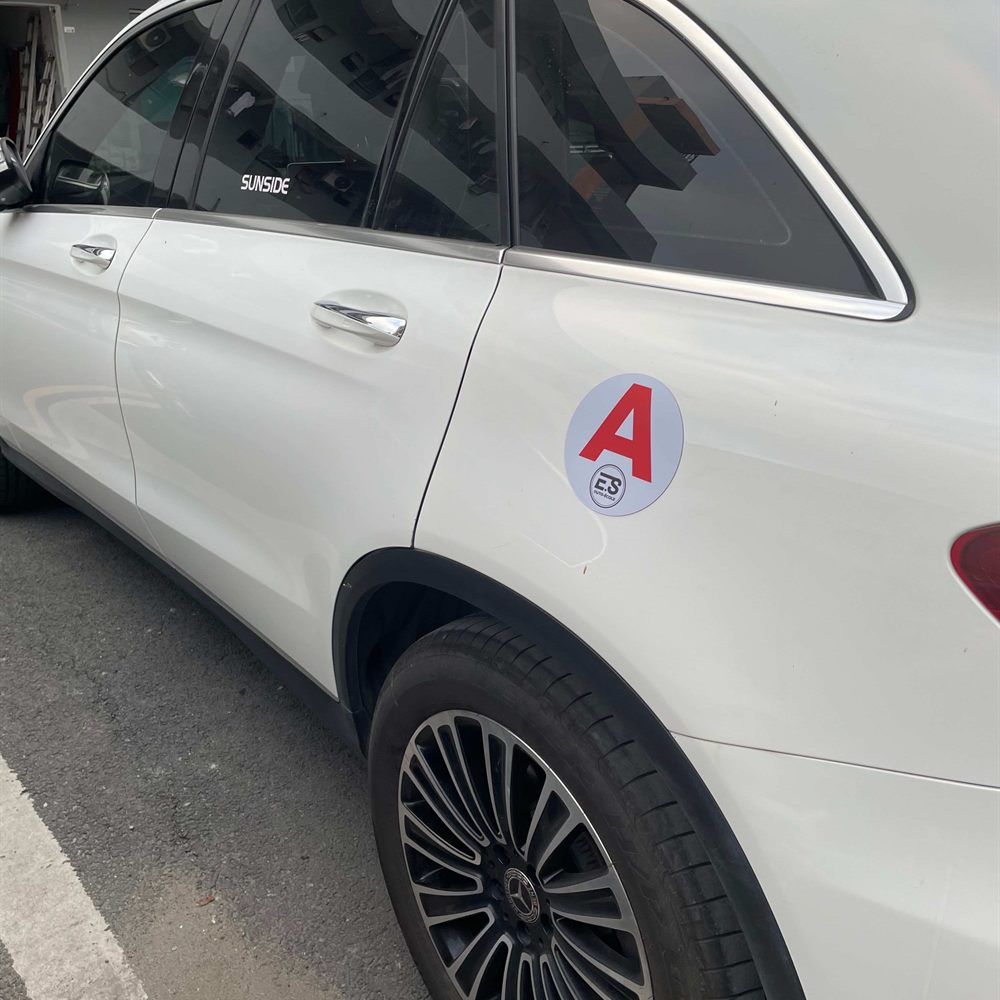 Disque A personnalisé apposé sur la portière d'un véhicule d'auto-école