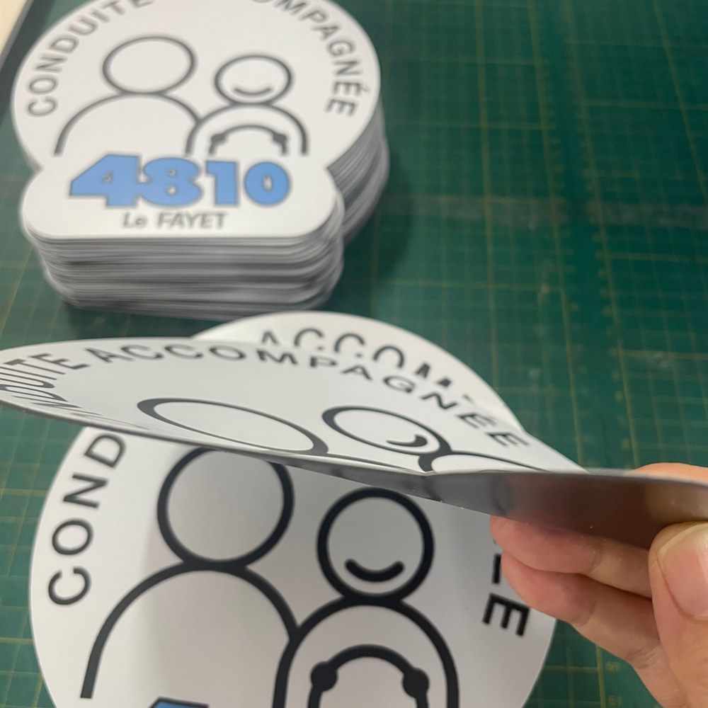 Disques de conduite accompagnée personnalisés au logo d'une auto-école, prêts à être livrés