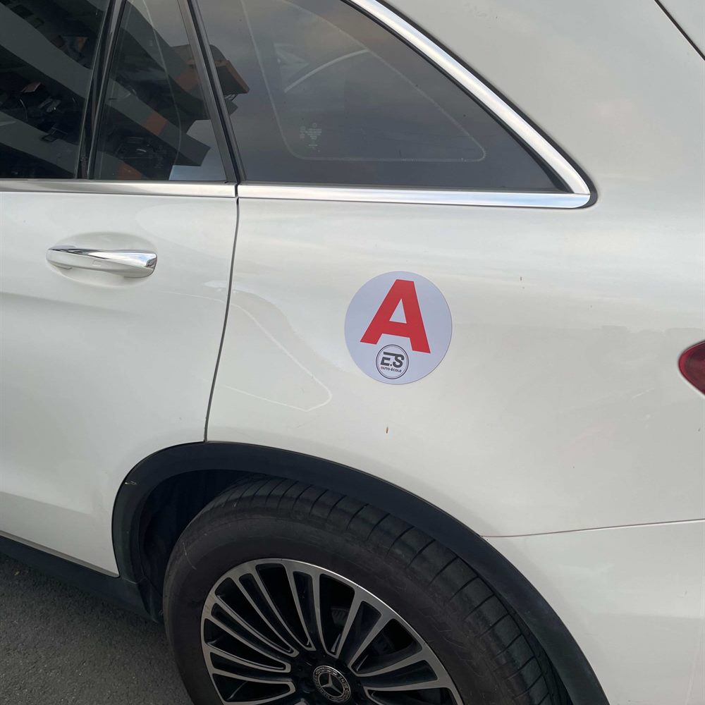 Macaron A jeune conducteur personnalisé sur la carrosserie d'un véhicule